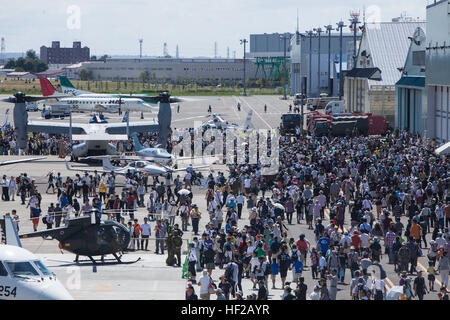 Spectateurs obtenir de près à plusieurs avions dans le cadre de l'Air Show à Sapporo Sapporo Okadama Aéroport, 20 juillet. Plus de 50 000 spectateurs vue aux États-Unis et au Japon, des avions militaires et commerciaux qui étaient en exposition statique ou sont présentés dans le volant au-dessus de l'aéroport. "C'est une grande opportunité, non seulement pour l'armée américaine, mais aussi pour le Japon pour mettre en valeur leurs aéronefs militaires. Nous voulons montrer au public japonais ce que nous faisons et pourquoi notre alliance est si importante", a déclaré le Major-général Andrew W. O'Donnell Jr., le commandant adjoint des forces des États-Unis, Japon. C'est le sapin Banque D'Images