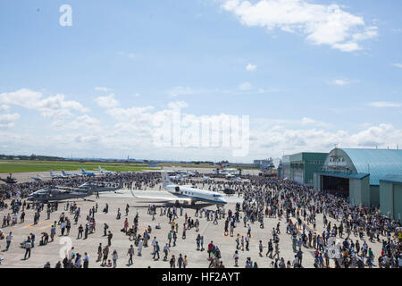 Spectateurs obtenir un regard étroit à divers aéronefs, y compris le MV-22 Osprey dans le cadre de l'Air Show à Sapporo Sapporo Okadama Aéroport, 20 juillet. Plus de 50 000 spectateurs vue aux États-Unis et au Japon, des avions militaires et commerciaux qui étaient en exposition statique ou sont présentés dans le volant au-dessus de l'aéroport. "C'est une grande opportunité, non seulement pour l'armée américaine, mais aussi pour le Japon pour mettre en valeur leurs aéronefs militaires. Nous voulons montrer au public japonais ce que nous faisons et pourquoi notre alliance est si importante", a déclaré le Major-général Andrew W. O'Donnell Jr., le commandant adjoint du United States Pour Banque D'Images