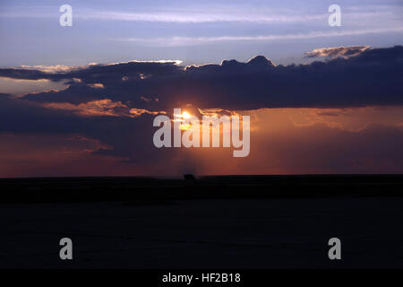 081031-M-3968C-132 province de Ninive, l'Iraq (oct. 31, 2008) Le soleil se couche sur un véhicule de la sécurité maritime de l'Escadron de soutien de l'aile (MWSS) 273 à Sahl Sinjar Air Field dans la province de Ninive. (U.S. Marine Corps photo par Lance Cpl. R. Kelly Chase/libérés) US Navy 081031-M-3968C-132 Le soleil se couche sur un véhicule de la sécurité maritime de l'Escadron de soutien de l'aile (MWSS) 273 à Sahl Sinjar Air Field dans la province de Ninive Banque D'Images