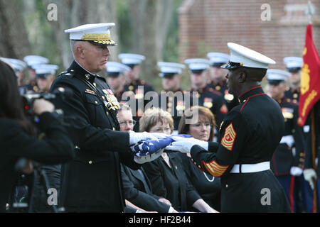 20081103-M-8689P-004 - Le Général James T. Conway, 34e Commandant du Corps des Marines, reçoit un drapeau de Sgt. Le major Carlton W. Kent pendant le service funèbre pour le général Robert H. Barrows dans Catonsville, La., 3 nov. Des castrats, la 27e CMC, un vétéran de trois guerres, avec plus de 40 ans de service, est décédé le 30 octobre. L'USMC-081103-M-8689P-004 Banque D'Images