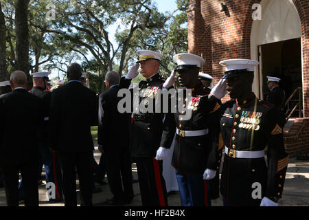 Le général James T. Conway, Commandant du Corps des Marines, le sergent. Le major Carlton Kent, sergent-major du Corps des Marines, et de tir le Sgt. William Dixon, Marine Corps directeur de funérailles, le cercueil de saluer le général Robert H. Barrow avant le service funèbre pour le 27e commandant de la Marine Corps à Catonsville, La. USMC-081103-M-9257S-179 Banque D'Images