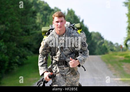 Deuxième lieutenant William McMillan de Bay Saint Louis, Mississippi, sprints à la ligne d'arrivée dans le Ruck mars événement lors du 112e Bataillon de la Police militaire, de la Garde nationale de l'Armée du Mississippi, combattant de la concurrence. Douze soldats ont concouru pour le titre d'Officier de l'année, sous-officier de l'année, et le soldat de l'année au Camp McCain, au Mississippi, 23 et 24 juillet 2014. (U.S. Photo de la Garde nationale par le sergent. Jessi Ann McCormick) les officiers de la police militaire en concurrence pour le titre de combattant 140723-Z-FS372-168 Banque D'Images