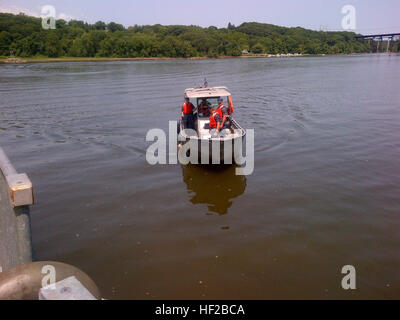 Bateau de patrouille de la Milice navale liens 220 jusqu'au cours d'une pause dans la formation ici le vendredi 25 juillet. Deux équipages de bateaux et d'un groupe de commandement exercé sur la rivière Hudson mener des exercices allant de contrôler sur une bombe sur un pont pour la récupération de restes humains flottant dans la rivière. Les exercices sont conçus pour exercer la conduite des bateaux, communications, et procédures de commandement et de contrôle. La milice navale de New York exploite neuf bateaux de patrouille de différentes tailles. Bateau de patrouille de la Milice navale liens 220 jusqu'au cours d'une pause Banque D'Images