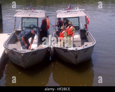 La milice navale de navires de patrouille 220 et 221 attacher ensemble lors d'une pause dans la formation ici le vendredi 25 juillet. Deux équipages de bateaux et d'un groupe de commandement exercé sur la rivière Hudson mener des exercices allant de contrôler sur une bombe sur un pont pour la récupération de restes humains flottant dans la rivière. Les exercices sont conçus pour exercer la conduite des bateaux, communications, et procédures de commandement et de contrôle. La milice navale de New York exploite neuf bateaux de patrouille de différentes tailles. La milice navale de navires de patrouille 220 et 221 attacher ensemble Banque D'Images