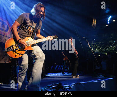 Le groupe de rock de Los Angeles 'Lifehouse, met sur un concert pour les Marines de la 22e unité expéditionnaire de Marines, marins avec USS Bataan et résidents de New York à bord de l'Intrepid Sea, Air and Space Museum le 7 novembre 2008. L'Intrépide a rouvert au public samedi pour éduquer les gens sur l'histoire du navire. Marine Corps officiel (photo par le Cpl. Justin M. Martinez) concert Lifehouse Banque D'Images