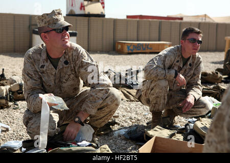 081110-M-6159T-024 CAMP BARBER, Afghanistan (nov. 10, 2008) Hôpital Corpsmen attribué à Lima compagnie, 3e Bataillon, 8ème Marines, préparer leurs sacs médicaux au Camp de coiffure. Les marins se préparent à éliminer la 2e Bataillon, 7e de marine. (U.S. Marine Corps Photo par le Cpl. Pete Boucher/libérés) US Navy 081110-M-6159T-024 Hôpital Corpsmen préparer leurs sacs médicaux sur le terrain Banque D'Images