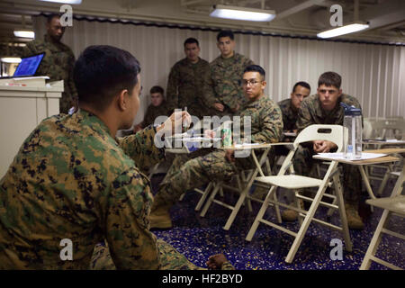 Maître de 2e classe Gabriel Besa, d'une marine hospital corpsman avec des Groupe de travail Maritime Aérien Au sol, du Sud et originaire de Pearland, au Texas, donne des instructions sur la décompression à l'aiguille au cours d'un combat à bord de l'avenir cours gareautrain navire d'assaut amphibie USS America (LHA 6), le 30 juillet 2014. Lors de l'exécution de l'aide sur un poumon perforé, une décompression à l'aiguille est utilisée pour relâcher la pression positive dans les blessés du poumon. Le cours a été donné à préparer les Marines pour leur formation bilatérale au Brésil. Formation bilatérale avec nos partenaires se développe, maintient et renforce la relation Banque D'Images