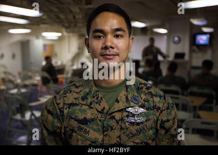 Maître de 2e classe de la Marine, Besa Gabriel corpsman hôpital avec des Groupe de travail Maritime Aérien Au sol, du Sud et originaire de Pearland, Texas, est en ce moment à bord du futur navire d'assaut amphibie USS America (LHA 6). Le BESA a enseigné un cours de combat gareautrain Marines avec le SPMAGTF en préparation pour leur prochaine formation bilatérale au Brésil. Les Marines ont été testés sur des techniques médicales avancées afin d'obtenir une certification pour l'SPMAGTF lifesavers de combat. La classe CLS a été donné pour préparer les Marines pour leur formation bilatérale au Brésil. Formation bilatérale avec ou Banque D'Images