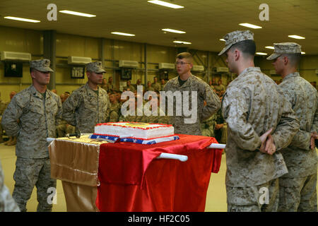 RAMADI, en Irak--le gâteau de cérémonie détail présente le gâteau d'anniversaire au cours de l'équipe de combat régimentaire 1'S, 233 anniversaire du Corps des Marines, le 10 novembre au Camp Ramadi, en Irak. Les Marines et les marins de RCT-1 se sont réunis pour entendre le général John Lejeune un message d'anniversaire, lire au Marine Corps balls dans le monde entier et une présentation vidéo du Commandant de la Marine Corps Général James T. Conway et le sergent-major de la Marine Corps, Sgt. Le major Carlton W. Kent. Le commandant du GTC-1, le colonel Lewis A. Craparotta, a pris un moment pour répondre à toutes les marines présents. "Au cours des cinq dernières années Marines h Banque D'Images