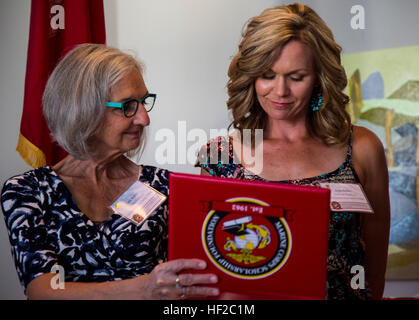 Gold Star les familles reçoivent les dons de bourses pour leurs héros disparus lors d'une réception au cours de la semaine Marine Seattle à la Colombie-Britannique, 30 juillet 2014. Semaine Marine Seattle en vedette l'équipement du Corps des Marines, des aéronefs et des capacités technologiques pour le grand public. Plus de 700 Marines américains participent à la Semaine maritime de Seattle Seattle pour donner l'occasion de rencontrer l'individu d'une communauté et de célébrer, le pays et le corps. (U.S. Marine Corps photo par le Cpl. Katelyn Hunter, 13e Marine Expeditionary Unit/Caméra de combat) Parution Semaine Marine Seattle 073014-M-CO500-016 Banque D'Images