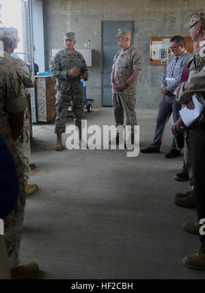 Le lieutenant-général Richard P. Mills, commandant des Forces maritimes, et d'autres marines MARFORRES recevoir une visite donnée par le U.S. Army Corps of Engineers et la garde nationale de la Louisiane, le 4 août 2014. La visite comprenait des visites à l'exutoire de la 17ème rue, canal, Canal Exutoire Ave London Seabrook Floodgate et la caserne de Jackson. En plus de la visite, la Garde nationale de la Louisiane a tenu une réunion d'organisation pour les Marines, couvrant la garde nationale, les capacités d'intervention et de préparation aux catastrophes naturelles. Le général Richard P. Mills assiste à l'Ouragan Sommaire Tour 140804-M-MH863-3 Banque D'Images