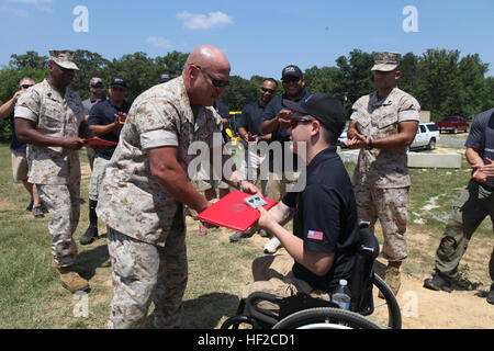 Les soldats blessés commandant du régiment, le Lieutenant-colonel T. Shane Tomko félicite le Sgt. Ivan Sears sur ses décorations pour la promotion. Le Sgt. Sears a été l'un des Marines américains et des anciens combattants avec le régiment de soldats blessés qui se sont rendus à Quantico Marine plein air au Combat (OCM) pour visiter Washington et les armes à feu avec des membres de la Drug Enforcement Agency (DEA). Visez avec les soldats blessés au combat et la DEA Marine Plein air 140804-M-XU385-349 Banque D'Images