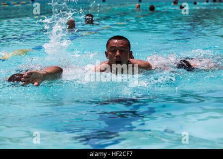 La Brigada avec Marines guatémaltèque de Infantería de Marina (BIM) effectuer l'application pratique d'une bonne natation avec la U.S. Navy escadron fluviales côtières (2) CORIVRON à Puerto Barrios, Guatemala, le 5 août 2014. Le CORIVRON équipe fait partie du sud de la gare de partenariat 14, un exercice interarmées a porté sur les échanges d'experts en la matière avec les pays partenaires et les forces de sécurité et militaires pour les affrontements militaires et les relations communautaires des projets en Amérique centrale. (U.S. Marine Corps photo par le Cpl. Nicolas T., 2D Nohalty MARDIV/Caméra de combat du Sud) Parution Partnersh Banque D'Images