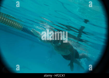 Maître de Manœuvre de la marine américaine de la classe 3ème Zachary Martin, un opérateur fluvial fluviales côtières avec CORIVRON (2 Escadron), démontre une bonne natation techniques avec les Marines guatémaltèque avec la Brigada de Infantería de Marina (BIM) à Puerto Barrios, Guatemala, le 5 août 2014. Le CORIVRON équipe fait partie du sud de la gare de partenariat 14, un exercice interarmées a porté sur les échanges d'experts en la matière avec les pays partenaires et les forces de sécurité et militaires pour les affrontements militaires et les relations communautaires des projets en Amérique centrale. (U.S. Marine Corps photo par le Cpl. Nicolas T., Nohalty Banque D'Images