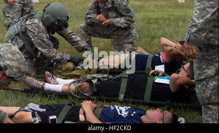 Un médecin de vol de la compagnie d, du 1er Bataillon, du 376e Régiment d'aviation, de la Garde nationale de l'armée du Nebraska, effectue une évaluation des patients lors d'un simulacre de mesure aérienne à vigilant Guard 2014, un exercice multi-États d'intervention en cas de catastrophe, à Crisis City, Salina, au Kansas, le 5 août, 2014. Banque D'Images