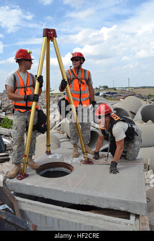 Les membres de la 623e compagnie du génie Vertical, Nebraska National Guard, Wahoo, Neb., préparer un trépied et le gréement pour un sauvetage simulé à Vigilant Guard 2014 organisé par la Garde nationale, à Kansas City, Crise Salina, Kansas, July 4-7, 2014. Garde vigilante est un vaste, multi-états exercice d'intervention en cas de catastrophe parrainée par le U.S. Northern Command et le Bureau de la Garde nationale qui permet de tester les capacités des organismes d'intervention d'urgence à tous les niveaux de gouvernement, tant militaires que civils. (Photo de la CPS. Robert I. Havens, 105e Détachement des affaires publiques mobiles) AmericaE28099s sauveteurs dow Banque D'Images