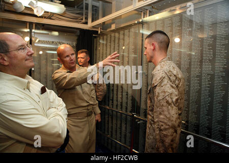 Le Capitaine Robert Irelan, commandant de l'assaut amphibie USS Iwo Jima, indique le Secrétaire à la Marine l'Honorable Donald C. Winter noms des Marines tombés et les marins de la bataille d'Iwo Jima durant la visite d'hiver au navire. La 26e unité expéditionnaire de marines et d'Iwo Jima Expeditionary Strike Group sont déployés dans le 5e Flotte des États-Unis zone de responsabilité. Secrétaire de la Marine Visites marins, marines à bord du USS Iwo Jima DVIDS132614 Banque D'Images