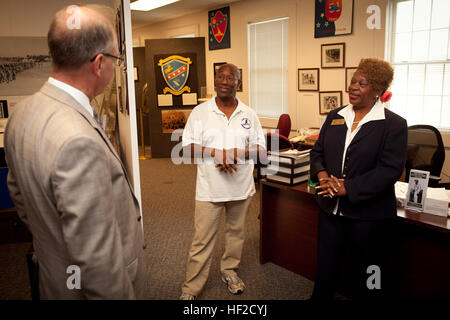 L'Honorable M. Donald R. Schregardus (à gauche), sous-secrétaire adjoint à la Marine (Environnement), adresses Houston Shinal (milieu), Monument, Directeur Point Montford et Mme Louise Greggs, directrice adjointe de l'Montford Point Museum, au cours d'une visite au musée du camp de Montford Point à bord Johnson, N.C., Août 8, 2014. L'Honorable M. Schregardus ont visité le musée de Montford Point avant de visiter Camp Lejeune à féliciter la base de recevoir trois prix pour sa durabilité, et de programmes de restauration de l'environnement.(U.S. Marine Corps Photo par le Sgt. Mark E. Morrow Banque D'Images