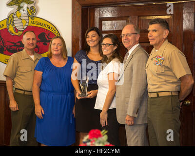 Des représentants du Programme de restauration de l'environnement avec Marine Corps Base Camp Lejeune Division de gestion de l'environnement ont été présentés avec le secrétaire de la Marine Prix de l'Environnement à bord de la base au niveau du club des officiers, le 8 août. Donald R. Schregardus, le sous-secrétaire adjoint à la Marine (Environnement), a remis le prix à l'équipe avec le général Juan Ayala, le Marine Corps commandant général de la commande des installations, et le colonel James W. Clark, le commandant adjoint du Corps des marines de l'Est des installations. Le programme de restauration de l'environnement a été reconnu comme le meilleur pro Banque D'Images