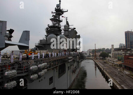 Les Marines et les marins à bord de l'avenir d'assaut amphibie USS America (LHA 6) l'homme les rails que le navire quitte Rio de Janeiro, Brésil, 9 août 2014. L'Amérique était amarré à Rio pour un port régulier au cours de sa première visite en commun, 'America Visites les Amériques." Au cours de la visite, le commandement du navire a accueilli visiteurs distingués alors que les Marines et les marins à but spécial Maritime Aérien Au sol Au Sud du Groupe de travail ont mené une coopération en matière de sécurité dans le théâtre brésilien avec événement forces navales sur l'Île Marambaia. Par pays partenaire activités, les principaux engagements leader et la coopération en matière de sécurité selon l'activité Banque D'Images