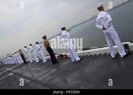 Les Marines et les marins à bord de l'avenir d'assaut amphibie USS America (LHA 6) l'homme les rails que le navire quitte Rio de Janeiro, Brésil, 9 août 2014. L'Amérique était amarré à Rio pour un port régulier au cours de sa première visite en commun, 'America Visites les Amériques." Au cours de la visite, le commandement du navire a accueilli visiteurs distingués alors que les Marines et les marins à but spécial Maritime Aérien Au sol Au Sud du Groupe de travail ont mené une coopération en matière de sécurité dans le théâtre brésilien avec événement forces navales sur l'Île Marambaia. Par pays partenaire activités, les principaux engagements leader et la coopération en matière de sécurité selon l'activité Banque D'Images