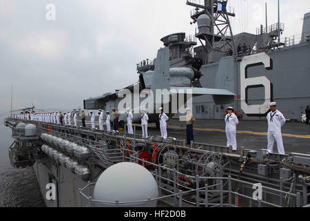 Les Marines et les marins à bord de l'avenir d'assaut amphibie USS America (LHA 6) l'homme les rails que le navire quitte Rio de Janeiro, Brésil, 9 août 2014. L'Amérique était amarré à Rio pour un port régulier au cours de sa première visite en commun, 'America Visites les Amériques." Au cours de la visite, le commandement du navire a accueilli visiteurs distingués alors que les Marines et les marins à but spécial Maritime Aérien Au sol Au Sud du Groupe de travail ont mené une coopération en matière de sécurité dans le théâtre brésilien avec événement forces navales sur l'Île Marambaia. Par pays partenaire activités, les principaux engagements leader et la coopération en matière de sécurité selon l'activité Banque D'Images