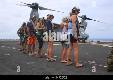 National Oceanic Atmospheric Administration (NOAA) en attente du personnel avant d'être escorté sur une MV-22B Osprey en route vers l'atoll de Midway, New York dans le cadre de l'Écomusée du pays de la WESTPAC 14-2 Le 8 août 2014, de déploiement. La récupération de personnel de la NOAA a été exécuté en raison de la menace de l'ouragan Zuidelijke, le premier ouragan à frapper les îles Hawaii dans plus de deux décennies, qui menaçaient la sécurité des chercheurs. (U.S. Marine Corps photo par le Cpl. Demetrius Morgan/libérés) 11e Marine Expeditionary Unit aide National Oceanic and Atmospheric Administration (NOAA) 140808-ET-M630-005 Banque D'Images