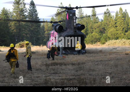 Les employés contractuels qui ont abattu les arbres dangereux quitter la Garde nationale de Californie Un hélicoptère CH-47 Chinook de la compagnie B 1-126ème Bataillon de soutien général à l'Aviation helibase en Californie, Whitmore, le 8 août. La Garde Nationale de Californie La Californie a appuyé le ministère des Forêts et de la protection contre les incendies au cours de l'Eiler Incendie dans la forêt nationale de Lassen en fournissant des hélicoptères et d'équipages capables de transporter le personnel et l'abandon de l'eau sur le feu. (U.S. La Garde nationale de l'armée photo/ SPC. Brianne Roudebush/) Parution Eiler Fire 2014 140808-Z-QO726-012 Banque D'Images