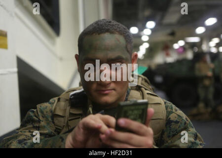 Maître de 3e classe Tomas Santiago, d'une marine hospital corpsman avec des Groupe de travail Maritime Aérien Au sol, du Sud et originaire de Victorville, en Californie, s'applique de la peinture de camouflage en préparation d'un exercice avec la marine brésilienne à bord du navire d'assaut amphibie USS future Amérique (LHA 6), 9 août 2014. L'Amérique est en ce moment en voyageant à travers le Commandement Sud des États-Unis et 4ème Flotte américaine Zone de responsabilité pour son premier transit, 'America visite l'Amérique." L'Amérique est le premier navire de sa classe, remplacement du Tarawa-classe de navires d'assaut amphibie. Comme la prochaine générations Banque D'Images