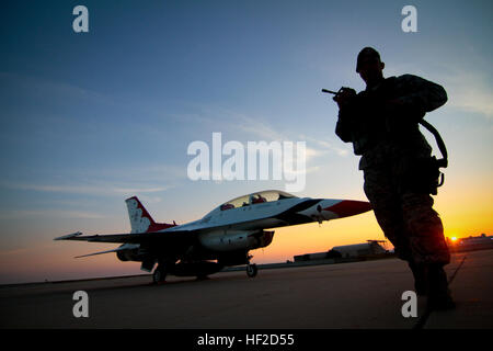 Le sergent de l'US Air Force. Luis Rodriguez du New Jersey Air National Guard's 177e Escadron des Forces de sécurité ne un matin tôt à pied autour de la U.S. Air Force F-16D Fighting Falcon # 8 de l'équipe de démonstration de Thunderbirds à Atlantic City Air National Guard Base, N.J., le 11 août, 2014. Les Thunderbirds effectuez dans l'Atlantic City pour N.J. 'Thunder sur la promenade Airshow' 13 Août. (U.S. Air National Guard photo de Tech. Le Sgt. Matt Hecht/Thunderbird) Parution au lever du soleil 140811-Z-NI803-029 Banque D'Images