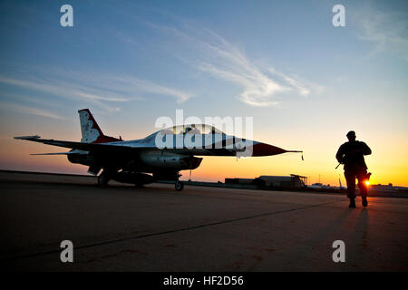 Le sergent de l'US Air Force. Luis Rodriguez du New Jersey Air National Guard's 177e Escadron des Forces de sécurité ne un matin tôt à pied autour de la U.S. Air Force F-16D Fighting Falcon # 8 de l'équipe de démonstration de Thunderbirds à Atlantic City Air National Guard Base, N.J., le 11 août, 2014. Les Thunderbirds effectuez dans l'Atlantic City pour N.J. 'Thunder sur la promenade Airshow' 13 Août. (U.S. Air National Guard photo de Tech. Le Sgt. Matt Hecht/Thunderbird) Parution au lever du soleil 140811-Z-NI803-022 Banque D'Images