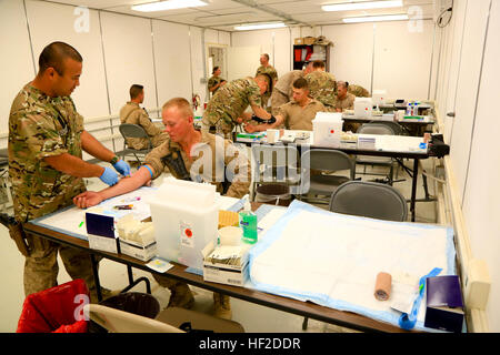 Des marins du bataillon de logistique de combat 1 mènent une banque de sang ambulante avec des Marines du 1er bataillon du 2e régiment de Marines à bord du Camp Leatherneck, Afghanistan, pour fournir des dons de sang en temps opportun aux patients. Banque D'Images
