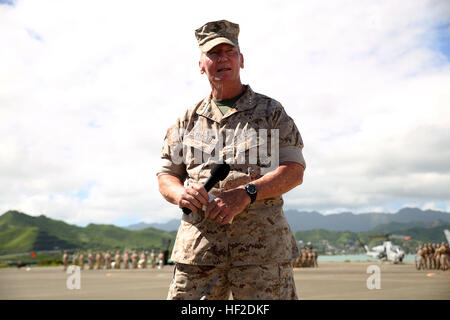 Le lieutenant-général John A. Toolan, commandant du Corps des Marines américains des forces américaines dans le Pacifique, s'adresse à une foule de visiteurs au cours de la cérémonie de passation de commandement le 15 août, à bord de la Base du Corps des marines d'Hawaï. Toolan remplacé le lieutenant général Terry Robling, qui a pris sa retraite après la cérémonie. (U.S. Marine Corps photo par le Sgt. Sarah Dietz) MARFORPAC dit adieu à Robling, se félicite Toolan 140815-M-LV138-513 Banque D'Images