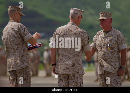 U.S. Marine Corps Général James F. Amos, commandant de la Marine Corps, décerne des prix à des Corps des Marines américains le lieutenant général Terry G. Robling durant la cérémonie de la retraite Robling Marine Corps Base New York, 15 août 2014. Robling a pris sa retraite après 38 ans de loyaux services dans le Corps des Marines des États-Unis. (U.S. Marine Corps photo par Lance Cpl. Wesley Timm/libérés) MARFORPAC Cérémonie de passation de commandement 140815-M-AR450-025 Banque D'Images