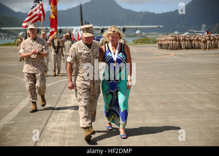 Le lieutenant-général Terry Robling, ancien commandant de la Forces maritimes Pacifique, promenades de la parade avec son épouse, Cathe, après avoir reçu des prix pour ses 38 années de service au cours de sa retraite le 15 août, à bord de la Base du Corps des marines d'Hawaï. Robling a été remplacé par le général John A. Toolan. (U.S. Marine Corps photo par le Sgt. Sarah Dietz) MARFORPAC dit adieu à Robling, se félicite Toolan 140815-M-LV138-629 Banque D'Images