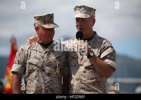 Le général James F. Amos, commandant de la Marine Corps (droite), s'exprime sur le Lieutenant général Terry Robling, ancien commandant des forces du Corps des Marines des États-Unis, du Pacifique, au cours de la cérémonie de la retraite Robling 15 Août, Base du Corps des marines à bord d'Hawaï. Robling a servi 38 ans dans le Corps des Marines. (U.S. Marine Corps photo par le Sgt. Sarah Dietz) MARFORPAC dit adieu à Robling, se félicite Toolan 140815-M-LV138-689 Banque D'Images