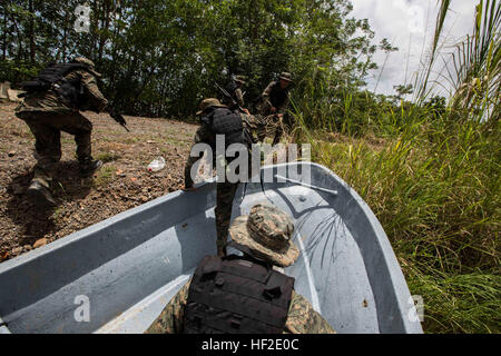 La Brigada avec Marines guatémaltèque de Infantería de Marina (BIM) effectuer une insertion au cours d'une opération d'intégration organisé par l'attaque d'atterrissage et les opérations ultérieures (LASO) et l'équipe de rivière côtière (CORIVRON 2 Escadron) à la base de BIM, Puerto Barrios, Guatemala, 20 août 2014. Le LASO et CORIVRON equipes font partie du sud de la station, un partenariat 14 combinés exercice conjoint axé sur les échanges d'experts en la matière avec les pays partenaires et les forces de sécurité et militaires pour les affrontements militaires et les relations communautaires des projets en Amérique centrale. (U.S. Marine Corps photo par le Cpl. Nicho Banque D'Images