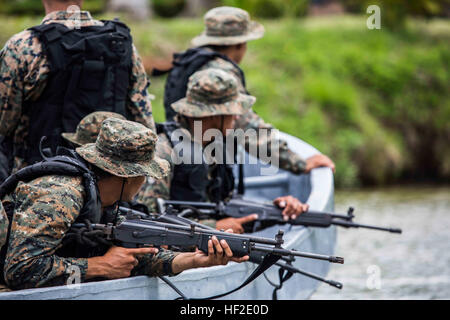 La Brigada avec Marines guatémaltèque de Infantería de Marina (BIM) de mener une opération d'intégration organisé par l'attaque d'atterrissage et les opérations ultérieures (LASO) et l'équipe de rivière côtière (CORIVRON 2 Escadron) à la base de BIM, Puerto Barrios, Guatemala, 20 août 2014. Le LASO et CORIVRON equipes font partie du sud de la station, un partenariat 14 combinés exercice conjoint axé sur les échanges d'experts en la matière avec les pays partenaires et les forces de sécurité et militaires pour les affrontements militaires et les relations communautaires des projets en Amérique centrale. (U.S. Marine Corps photo par le Cpl. Nohalty 2, Nicholas T. Banque D'Images