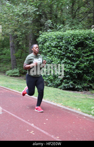 Lance le Cpl. Tiffany Johnson de guerrier blessé Battalion-East exercices pendant le sprint pratiques guerrier blessé Regiment track and field training camp à Portland, Oregon. Le camp est une partie de la Wounded Warrior guerrier du Régiment sportif Programme de reconditionnement (WAR-P), qui offre des possibilités de Marines américains à s'engager dans les activités cognitives et physiques à l'extérieur de la thérapie traditionnelle. Sessions de formation : application pratique par court-circuit et la course de longue distance, le lancer, la natation, et de conditionnement qui construit l'endurance et le perfectionnement des compétences qu'ils apprennent. Woun Banque D'Images