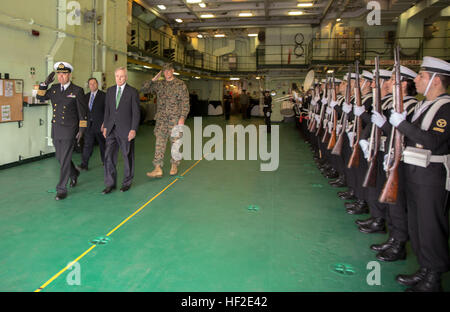 Le capitaine Manuel Rodriguez de Pinochet, premier capitaine de navire, le secrétaire à la Marine Ray Mabus, et Brigue. Le général David Coffman, commandant des Forces maritimes du sud, commandant adjoint du Commandement des Forces maritimes, saluer comme ils passent la bande de la Marine chilienne lors d'une visite au navire chilien, Sargento Aldea, LSDH le 21 août 2014, à l'appui du Partenariat des Amériques. POA 14 est conçu pour améliorer l'interopérabilité interarmées et interalliées, accroître la capacité d'effectuer les opérations amphibies, les opérations de soutien de la paix, et l'aide humanitaire et des secours en cas de missions, et de développer une forte et durable Banque D'Images