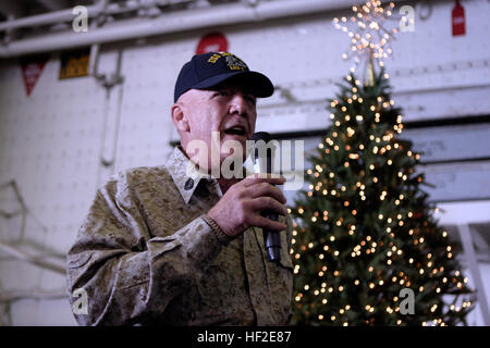 081208-M-6412J-035 GOLFE PERSIQUE (déc. 8, 2008), acteur et Marine Corps des Canonniers de l'icône de Sgt. R. Lee Ermey parle aux marins et soldats à bord du navire d'assaut amphibie USS Iwo Jima (DG 7) dans le golfe Persique. Ermey visité Iwo Jima comme un devoir moral, de bien-être et de loisirs d'activité pour les soldats en déploiement pendant les fêtes. L'USS Iwo Jima Strike Group est déployé sur le 5e flotte des États-Unis zone de responsabilité. (U.S. Marine Corps photo par le Cpl. Patrick M. Johnson-Campbell) (Publié) US Navy 081208-M-6412J-035 Acteur et Marine Corps des Canonniers de l'icône de Sgt. R. Lee Ermey parle aux marins et soldats à bord d'e Banque D'Images