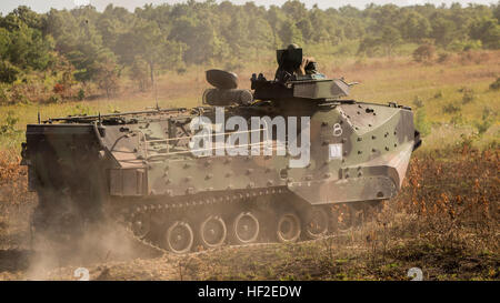 Marines avec la Compagnie Alpha, 2e, 2e Bataillon d'assaut amphibie Marine Division, fire high explosive but double tours à partir d'une position statique sur l'AAV7A1 berline au cours d'un exercice de tir réel à Fort A.P. Hill, en Virginie, le 25 août. Les Marines ont passé une semaine de formation et d'exercices d'incendie parfaite manœuvre, qui enseignent les Marines comment bien communiquer, rechercher, defilade et à vue en mission et d'éliminer des cibles. (U.S. Marine Corps photo par Lance Cpl. Justin Updegraff / Relâché) attaque des voies, des Marines d'assaut avec 2e bataillon amphibie pour la manœuvre et l'incendie 140825-M-T Banque D'Images