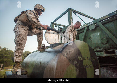 Les Marines américains avec le soutien général Motor Transportation Company (GSMT Co.), Lutter contre 2, 2e Régiment Logistique Marine Logistics Group, pompe l'eau d'un véhicule de remplacement du système de logistique à un M149 sur remorque d'eau Fort A.P. Hill, en Virginie, le 5 septembre 2014. Les Marines du GSMT Co. fourni 3e Bataillon, 2e Régiment de Marines, 2e Division de marines avec de l'eau dans le domaine au cours de leur entraînement à Fort A.P. Hill. (U.S. Marine Corps photo par Lance Cpl. M. Mora/ Désir libéré) CLR-2 Marines amener l'eau à 3-2 à Fort A.P. Hill 140905-M-TG562-007 Banque D'Images