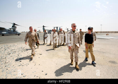 Commandant du Corps des Marines des États-Unis, le général James F. Amos, avant, Première Dame de la Marine Corps, Bonnie Amos, droite, et le sergent-major de la Marine Corps, Sgt. Le major Michael P. Barrett, retour centre, arriver à Ali Al Salem Air Base, le Koweït, le 5 septembre 2014. Le Amoses et Barrett ont visité avec 22 Marines Marine Expeditionary Unit (MEU) pour remercier et à les mettre à jour sur les événements actuels dans le Corps des Marines. (U.S. Marine Corps photo par le Sgt. Gabriela Garcia/libérés) Commandant et le sergent-major de la Marine Corps au Koweït 140905-SA-M716-055 Banque D'Images