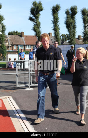 Le Prince Harry a rendu visite aux équipes participant à l'Invictus 2014 Jeux au cours de leur première journée de pratique. 20 blessés, malades ou blessés des Marines (le régiment de soldats blessés ont été sélectionnés pour l'équipe des Etats-Unis pour le 2014 Invictus Games qui s'est tenue à Londres du 11 au 14 septembre 2014. L'équipe des États-Unis qui est composé des membres de l'Armée de terre, l'air, la Marine, Marine Corps, et SOCOM participeront à trois jours de formation avant le concours. L'Invictus Games, une initiative de la Fondation royale du duc et de la duchesse de Cambridge et le prince Harry, en partenariat avec le Min Banque D'Images