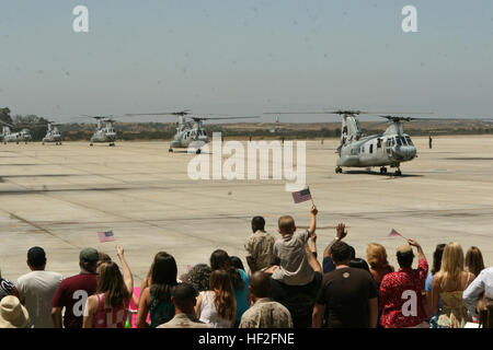 Retour 166 .001 080605-M-2708O-0115.jpg MARINE CORPS AIR STATION MIRAMAR, Californie - Familles et amis de Marines et marins appartenant à l'Escadron d'hélicoptère moyen Marine 166 (rein.) Marine Aircraft Group 11 3rd Marine Aircraft Wing, attendent le retour de leurs proches à l'extérieur le Hangar 6, à bord de Marine Corps Air Station Miramar lundi. Plus de 200 marins et Marines est retourné à Miramar après avoir passé sept mois à bord de l'USS Tarawa en soutien des opérations conduites par la 11e Marine Expeditionary Unit. Pendant le déploiement de l'escadron a fourni une aide humanitaire aux victimes d'un c Banque D'Images