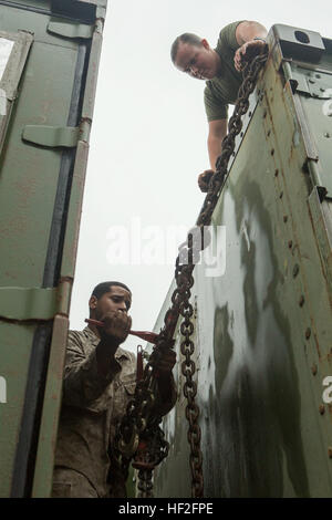 Les Marines américains avec le soutien général Motor Transportation Company (GSMT Co.), Lutter contre 2, 2e Régiment Logistique Logistique Maritime, le Groupe de liaison des conteneurs de stockage sur les véhicules en préparation de son départ à Fort A.P. Hill, Virginie, le 13 septembre 2014. GSMT Co. Marines restés à Fort A.P. Hill pour apporter un soutien logistique à 3e Bataillon, 2e Régiment de Marines, 2e Division de marines. (U.S. Marine Corps photo par Lance Cpl. M. Mora/ Désir libéré) CLR-2 Marines préparer départ d'A.P. Hill 140913-M-TG562-034 Banque D'Images