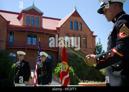 (À DROITE) Le sergent-major du Corps des Marines des États-Unis. William Quiala, un agent assistant de sélection pour le recrutement du Corps des Marines, lit la Station Phoenix ouverture à l'occasion de la cérémonie de l'épinglage lieutenant nouvellement brevetés Colin R. Caskey [Centre], un Scottsdale (autochtone, au cours de la cérémonie de mise en service à Caskey Old Main à l'Université de Tempe (Arizona) Le 15 septembre, 2014. Caskey, un diplômé de 2009 Brophy College Preparatory à Phoenix, est diplômé de l'USS en Mai avec un baccalauréat en administration des affaires. Caskey a obtenu sa commission par le Marine Corps des chefs de section classe (PLC) Banque D'Images