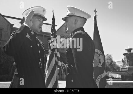 (De gauche à droite) Le capitaine du Corps des Marines américain Joshua Johnson s'engage l'officier du Corps des Marines serment, répétés par Lieutenant nouvellement brevetés Colin R. Caskey, Scottsdale (autochtone, au cours de la cérémonie de mise en service à Caskey Old Main à l'Université de Tempe (Arizona), le 15 septembre 2014. Caskey, un diplômé de 2009 Brophy College Preparatory à Phoenix, est diplômé de l'USS en Mai avec un baccalauréat en administration des affaires. Caskey a obtenu sa commission par le Marine Corps des chefs de section classe (PLC) Programme avec une option de l'aviation et à la fin de l'école basique (SCT), qui Banque D'Images