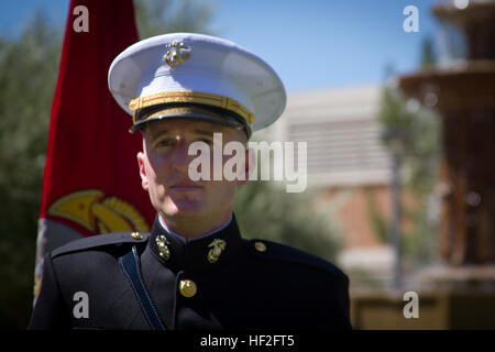 Lieutenant nouvellement brevetés Colin R. Caskey, Scottsdale (native, attend ses parents à la broche pendant sa cérémonie de mise en service à l'ancienne à l'Université d'Etat d'Arizona à Tempe (Arizona), le 15 septembre 2014. Caskey, un diplômé de 2009 Brophy College Preparatory à Phoenix, est diplômé de l'USS en Mai avec un baccalauréat en administration des affaires. Caskey a obtenu sa commission par le Marine Corps des chefs de section classe (PLC) Programme avec une option de l'aviation et à la fin de l'école basique (SCT), où il commence le 14 octobre, il ira à l'école d'aviation de Pensacola, Floride "Je voulais un cha Banque D'Images